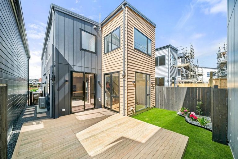 Photo of property in 102a Te Oneroa Way, Long Bay, Auckland, 0630