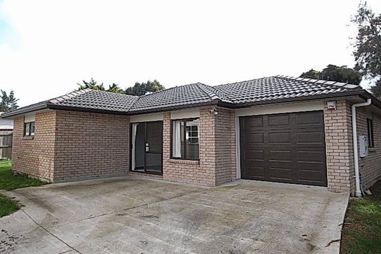 Photo of property in 33 Claverdon Drive, Massey, Auckland, 0614