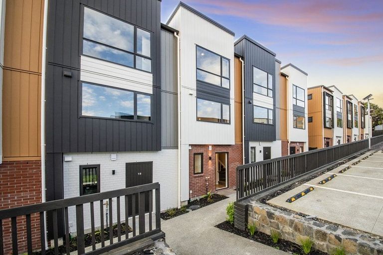 Photo of property in 3 Don Oliver Lane, Glen Eden, 0602
