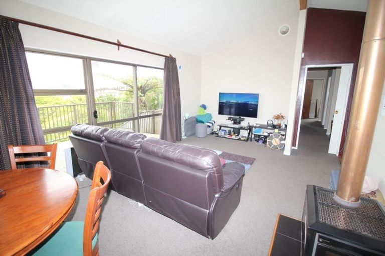 Photo of property in 10 Bayswater Place, Newlands, Wellington, 6037
