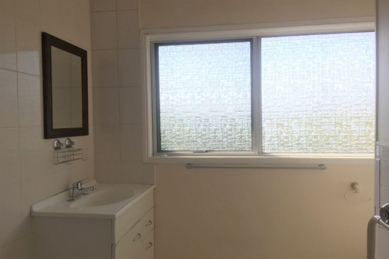 Photo of property in 3/2 Hinekohu Street, New Lynn, Auckland, 0600