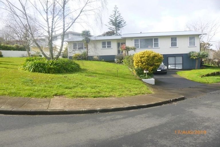 Photo of property in 2 Nielsen Place, Massey, Auckland, 0614