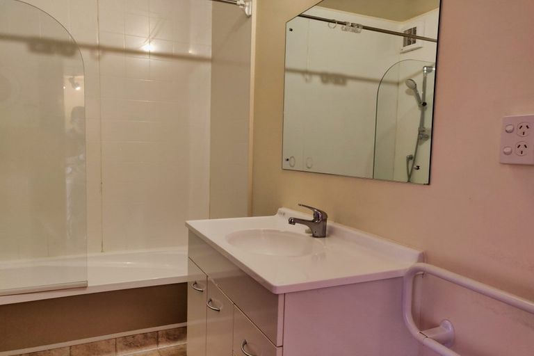 Photo of property in 3 Kelvin Grove, Te Aro, Wellington, 6011
