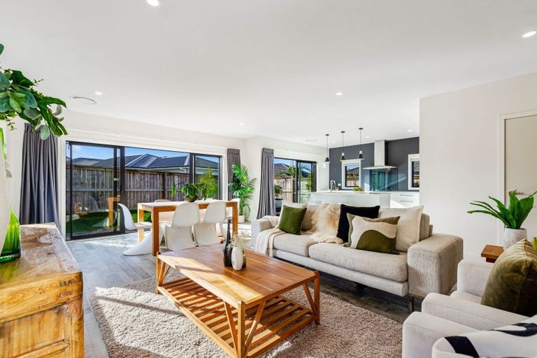 Photo of property in 17 Papa Orchard Drive, Kumeu, 0810