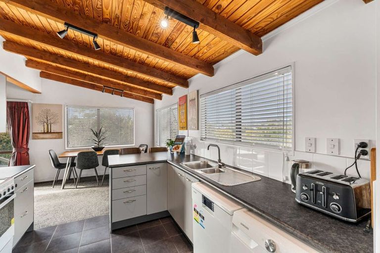 Photo of property in 38 Thorburn Avenue, Red Beach, 0932