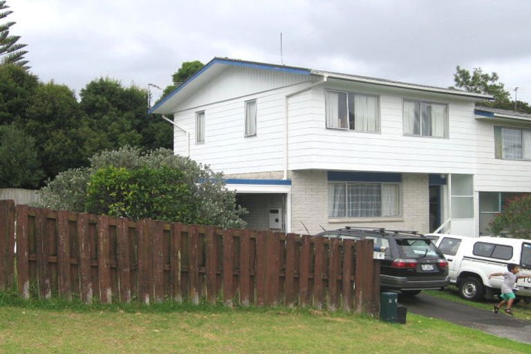 Photo of property in 1/6 Lancelot Place, Glenfield, Auckland, 0629