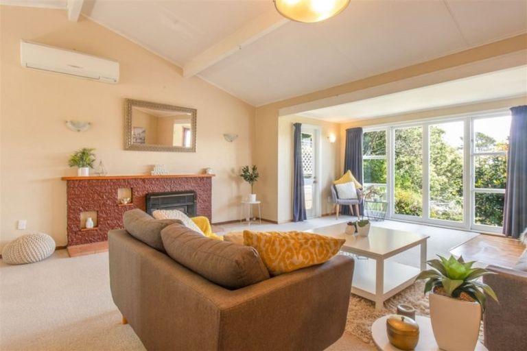 Photo of property in 17 Omega Street, Newlands, Wellington, 6037