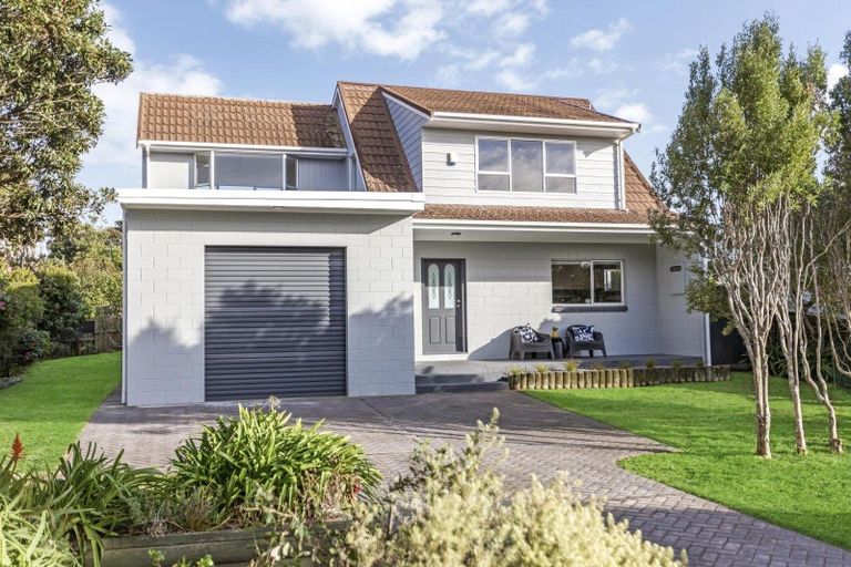 Photo of property in 1 Goldie Place, Waikanae Beach, Waikanae, 5036