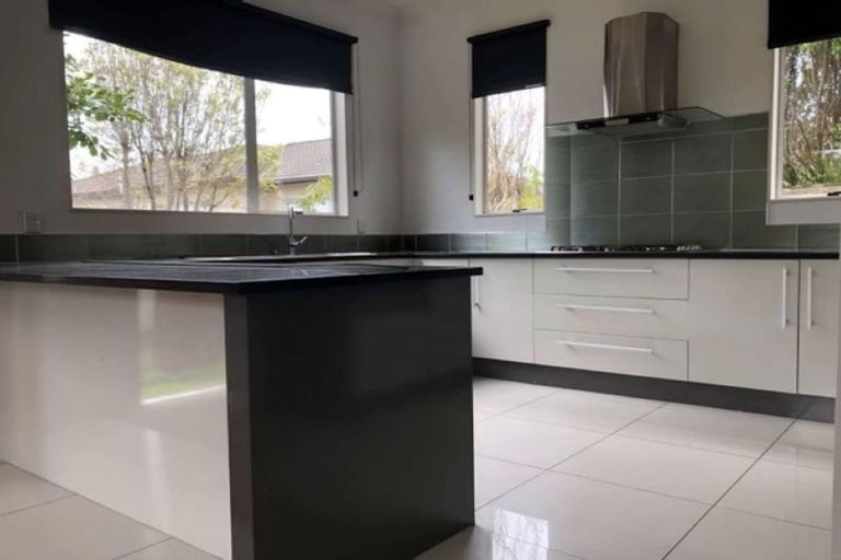 Photo of property in 23 Gibbston Crescent, Flat Bush, Auckland, 2016