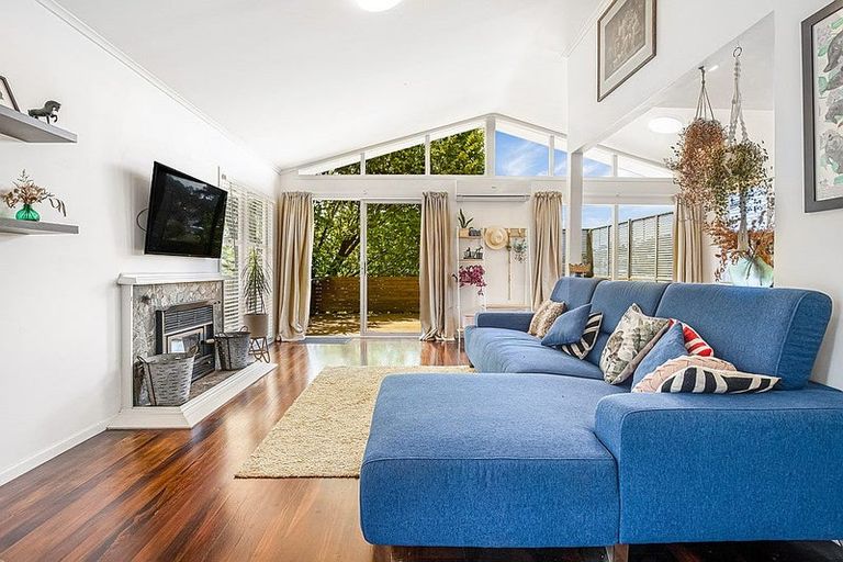Photo of property in 241 Glengarry Road, Glen Eden, Auckland, 0602