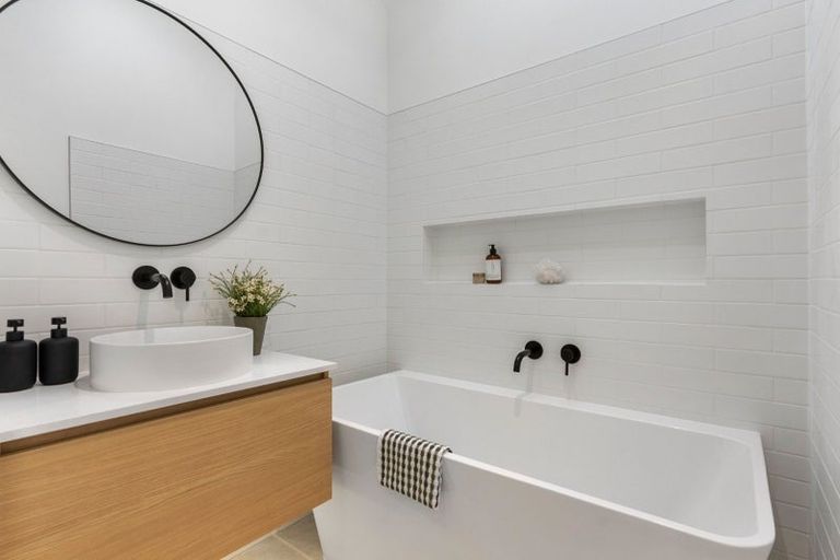Photo of property in 34 Peach Road, Glenfield, Auckland, 0629