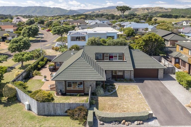 Photo of property in 6 Kotuku Drive, Paraparaumu Beach, Paraparaumu, 5032