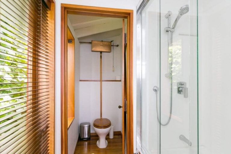 Photo of property in 6 Nakora Road, Karaka Bays, Wellington, 6022