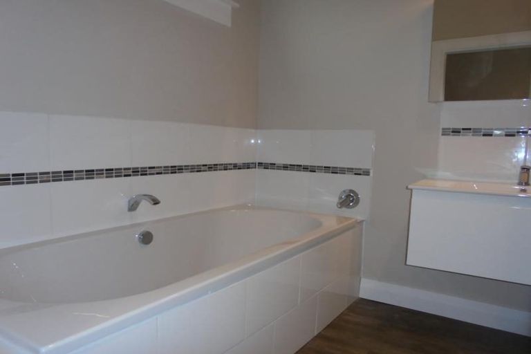 Photo of property in 40 Garden Road, Northland, Wellington, 6012