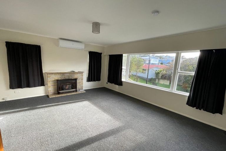 Photo of property in 9 Bellringer Crescent, Newlands, Wellington, 6037