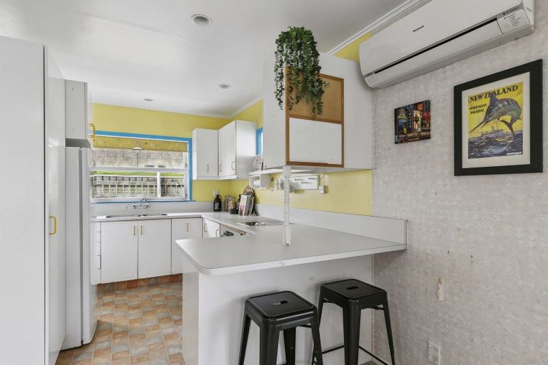 Photo of property in 1a Witham Street, Island Bay, Wellington, 6023