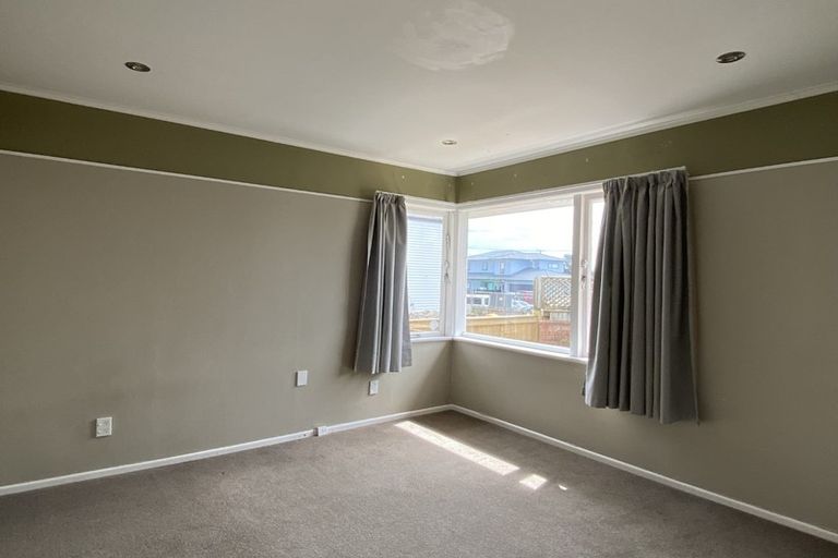 Photo of property in 1 Royal View Road, Te Atatu South, Auckland, 0610