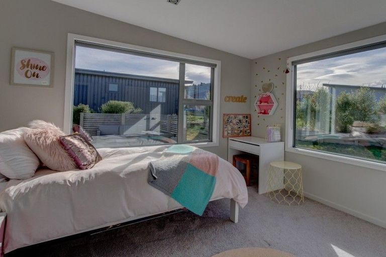 Photo of property in 2 Kahu Close, Wanaka, 9305