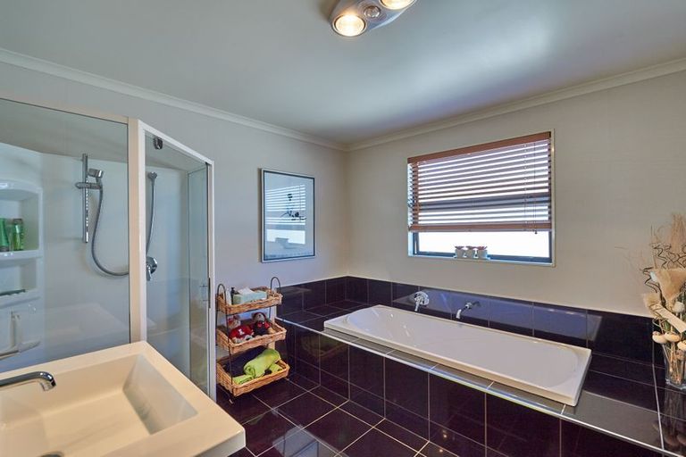 Photo of property in 5 Levi Place, Kelvin Grove, Palmerston North, 4414