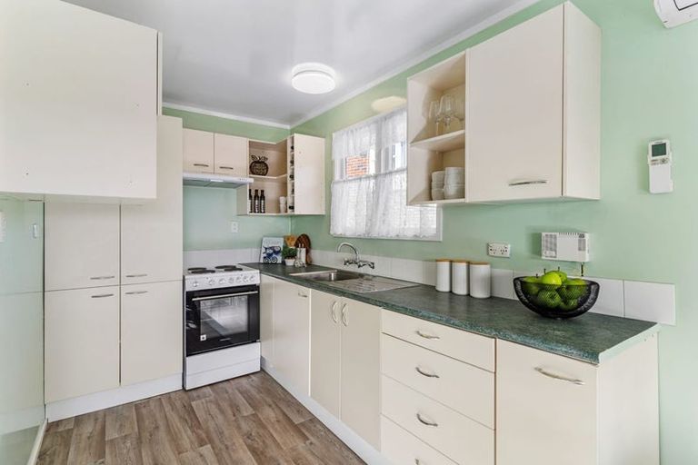 Photo of property in 37 Moire Road, Massey, Auckland, 0614