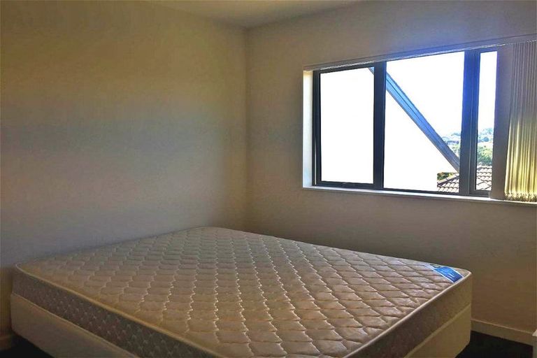 Photo of property in 9 Trotting Terrace, Fairview Heights, Auckland, 0632