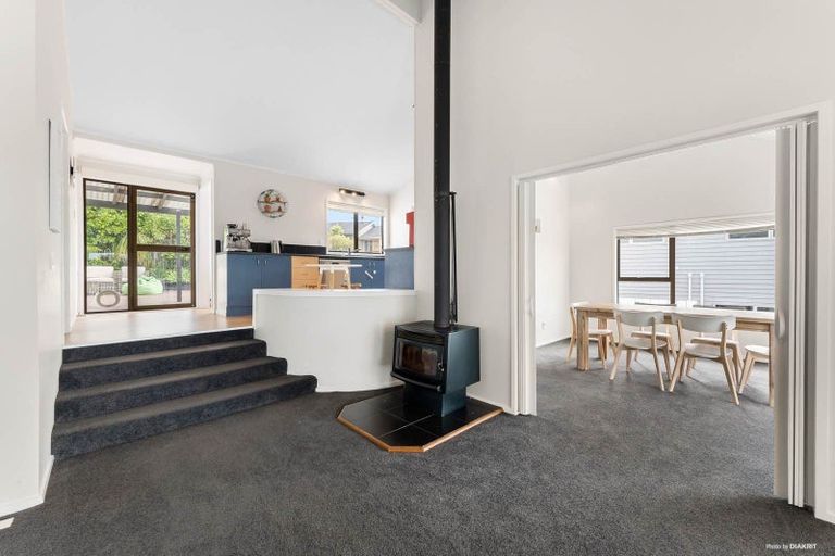 Photo of property in 4 Raphael Place, West Harbour, Auckland, 0618