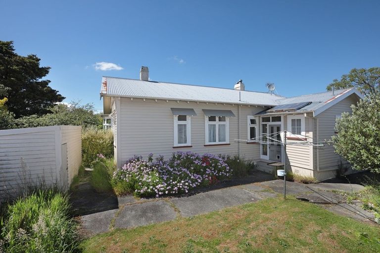 Photo of property in 6 Ross Street, Marton, 4710