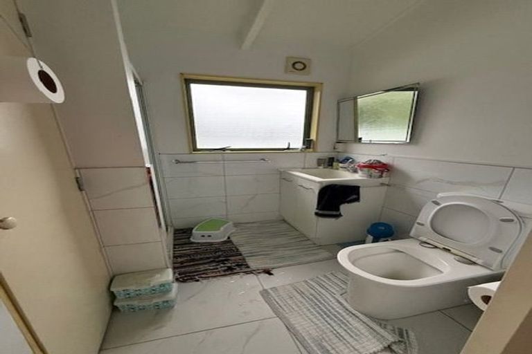 Photo of property in 16 Totaravale Drive, Totara Vale, Auckland, 0629