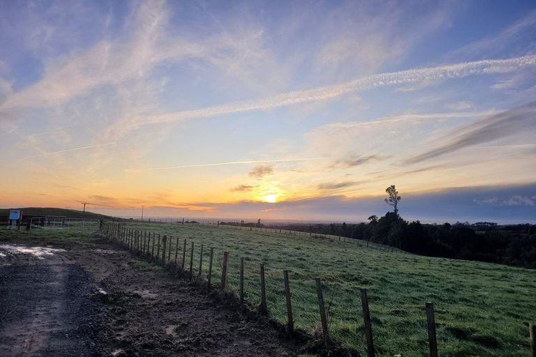 Photo of property in 1581 Carrington Road, Hurworth, New Plymouth, 4371