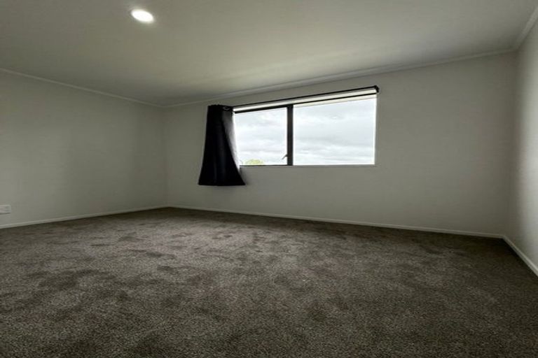 Photo of property in 1/4 Eulogy Place, Randwick Park, Auckland, 2105