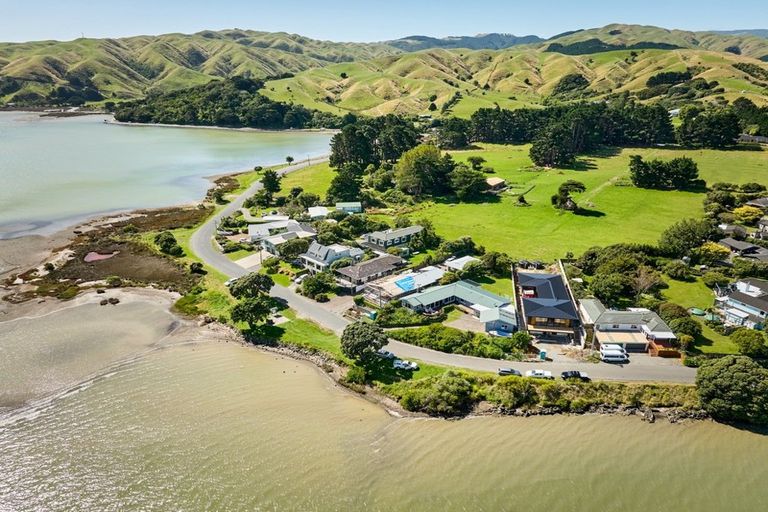 Photo of property in 19 Motukaraka Point, Pauatahanui, Porirua, 5381