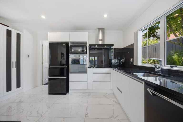 Photo of property in 8b Lupetti Rise, West Harbour, Auckland, 0618