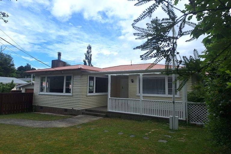 Photo of property in 5 Birch Grove, Pinehaven, Upper Hutt, 5019