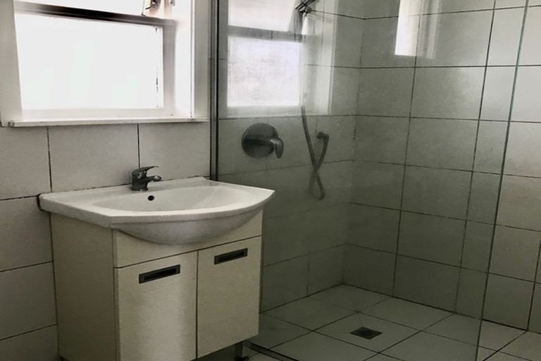 Photo of property in 4 Grande Vue Road, Papatoetoe, Auckland, 2025