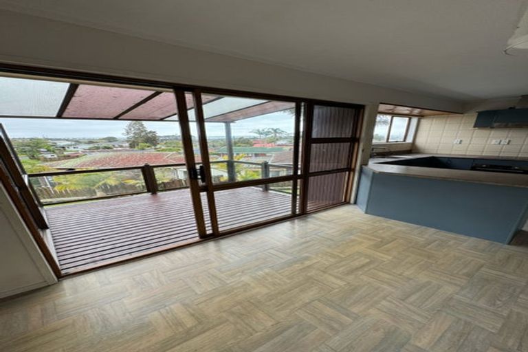 Photo of property in 11 Ian Place, Glendene, Auckland, 0602