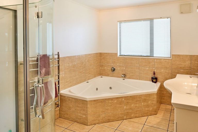 Photo of property in 50 Molyneux Close, Whitby, Porirua, 5024