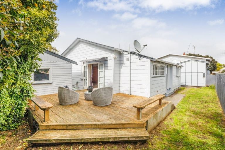 Photo of property in 69 Chelwood Street, Takaro, Palmerston North, 4412