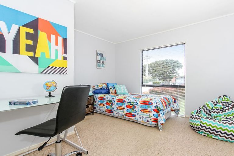 Photo of property in 2 Graham Avenue, Te Atatu Peninsula, Auckland, 0610