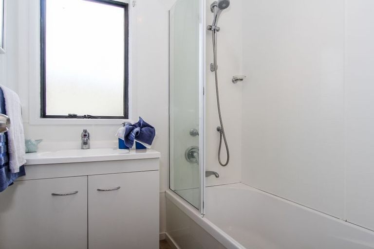 Photo of property in 2 Graham Avenue, Te Atatu Peninsula, Auckland, 0610