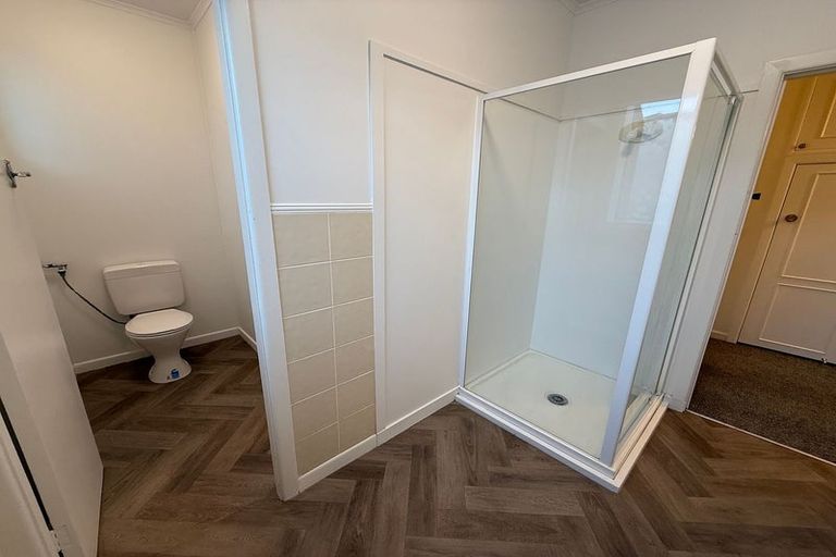 Photo of property in 17 Peachgrove Road, Te Atatu Peninsula, Auckland, 0610