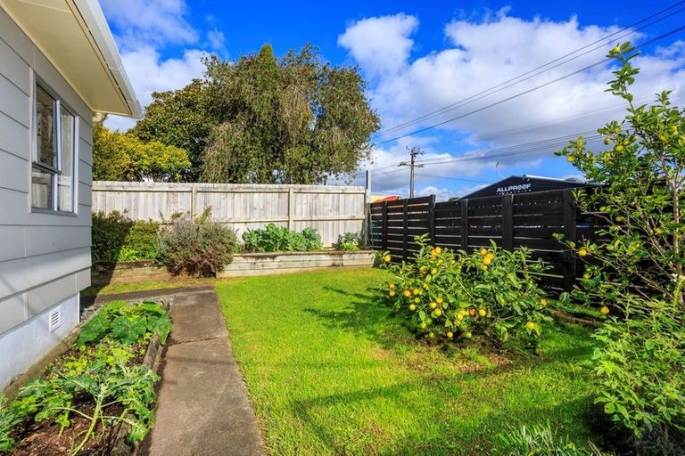 Photo of property in 1/11 Kahika Road, Birkdale, Auckland, 0626