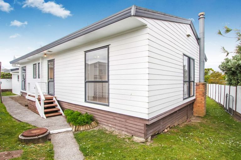 Photo of property in 2 Graham Avenue, Te Atatu Peninsula, Auckland, 0610