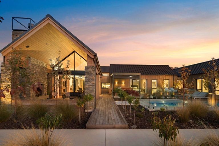 Photo of property in 14 Deans Drive, Wanaka, 9305