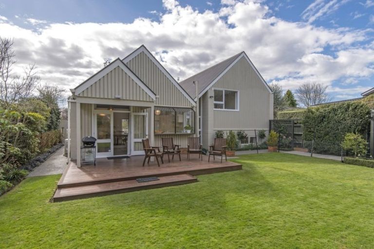 Photo of property in 21 Highfield Place, Avonhead, Christchurch, 8042