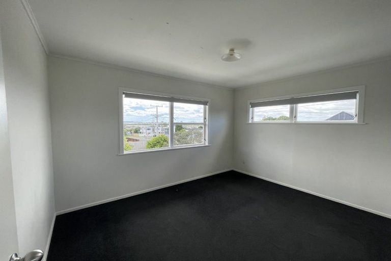 Photo of property in 98 Tirimoana Road, Te Atatu South, Auckland, 0602