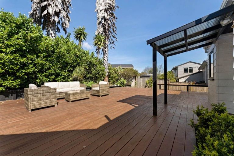 Photo of property in 4 Raphael Place, West Harbour, Auckland, 0618