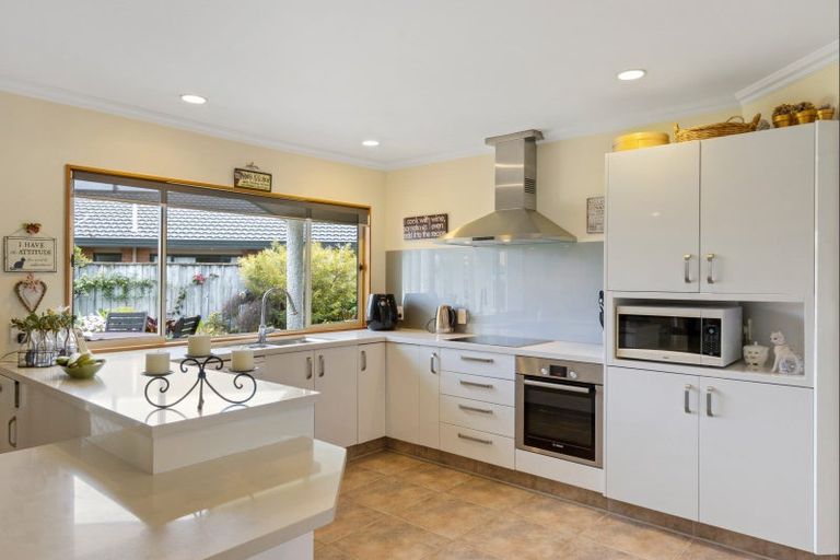 Photo of property in 9 Knightsbridge Place, Taradale, Napier, 4112