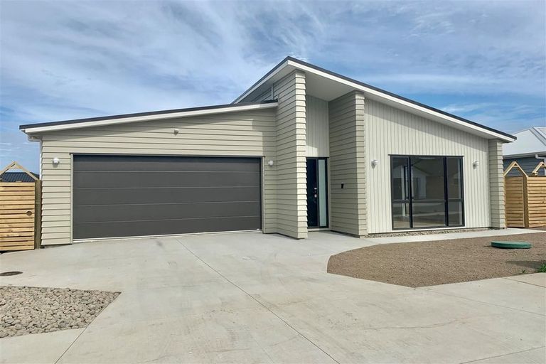 Photo of property in 16 Holcroft Street, Papakura, 2110