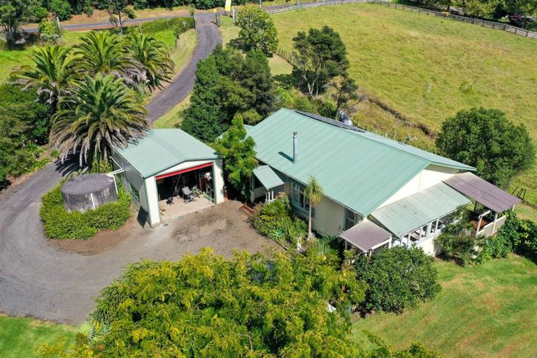Photo of property in 2442 South Head Road, South Head, Helensville, 0874