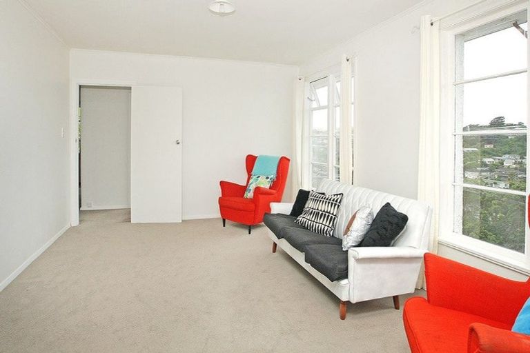 Photo of property in 104 Ruskin Road, Newlands, Wellington, 6037